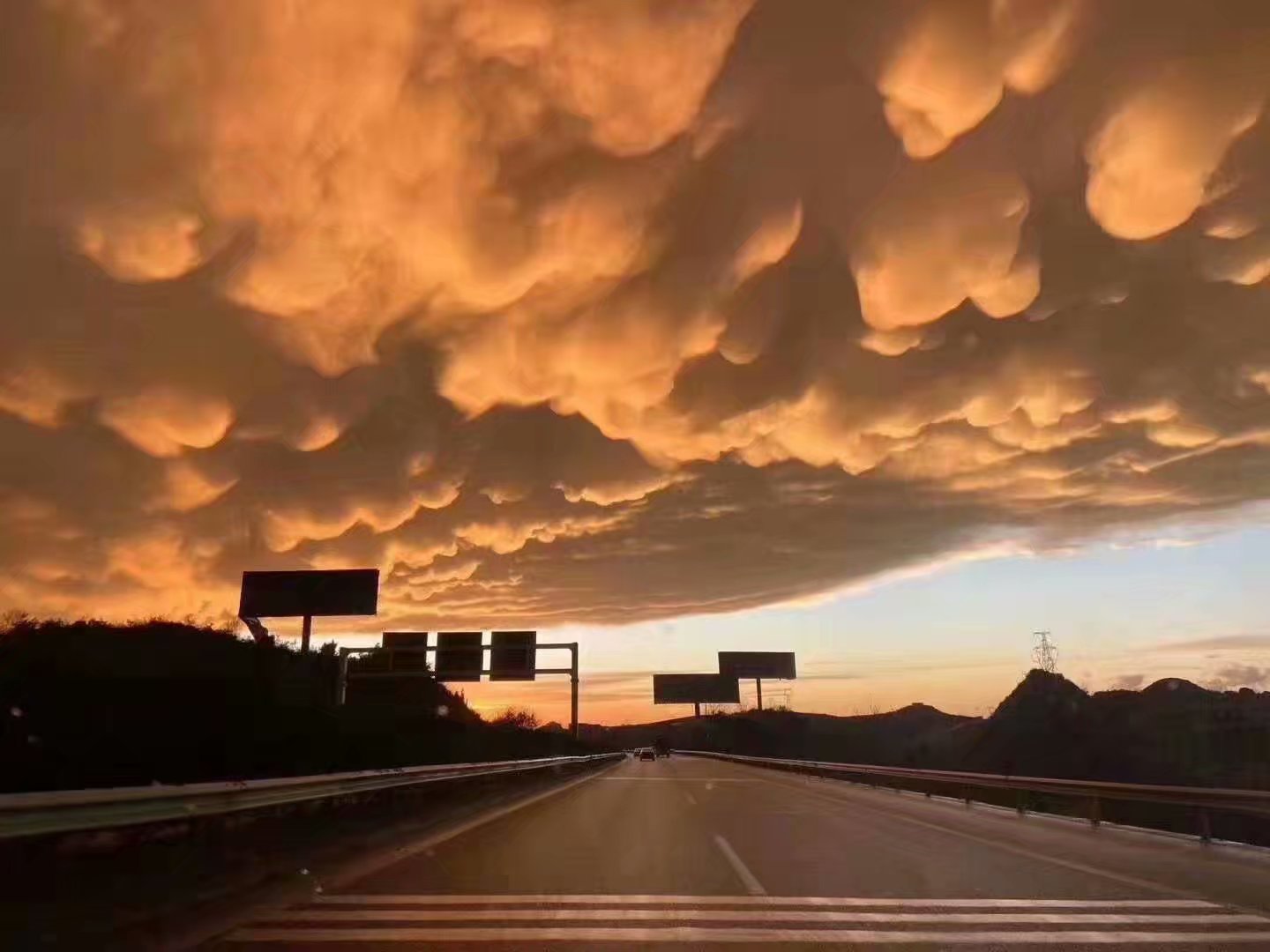 旅行者一号拍回来的真实图片 534919e172f54898b8fa0fd0d611197f.jpeg