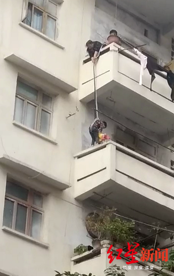 为了救猫，外婆将7岁外孙从5楼吊下3楼