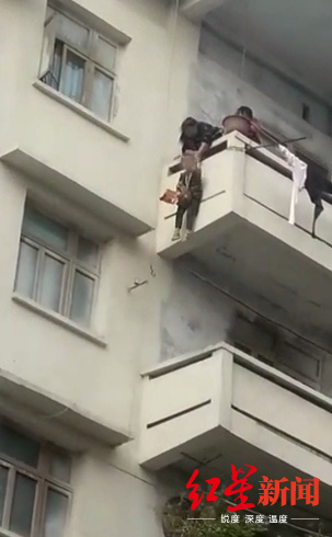 为了救猫，外婆将7岁外孙从5楼吊下3楼