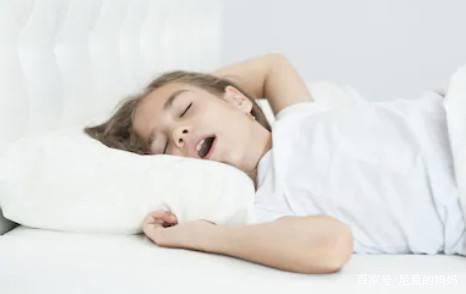 女孩每晚睡觉时，都被妈妈用胶布“封嘴”，医生称赞：做得好|