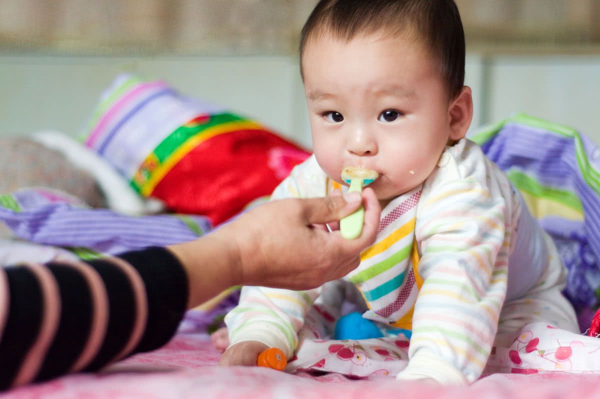 「叁心肆意」你还在这样喂饭？正在“摧毁”宝宝的脾胃，家长别再犯错了