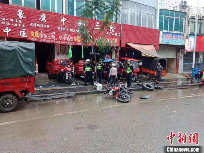 (马振山 陈秋霞)广西百色市交警支队1月7日通报,百色市西林县一名女子