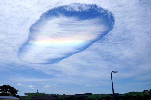 雨幡洞云，云层中的大洞，云中有一个直径约数米甚至数百米的云洞。 空气中的水分就会凝结成荚状云。幻日，
