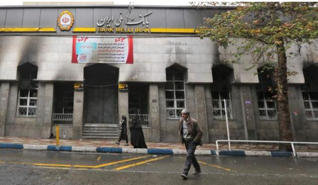 警局被烧，官员不敢上街，伊朗已全部乱套