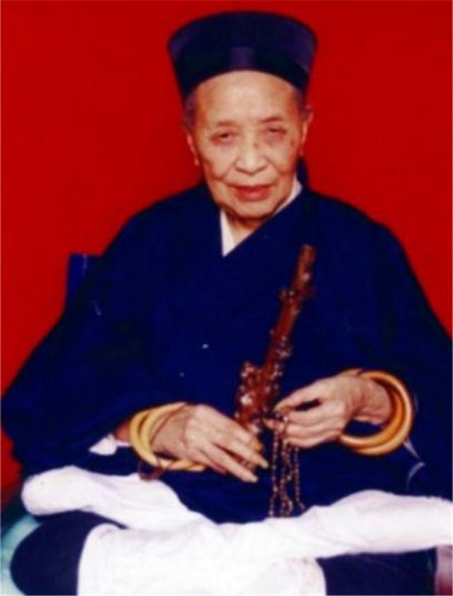 李诚玉在凌晨时坐着羽化而去,享年118岁 她是中国第一个坐化之人.