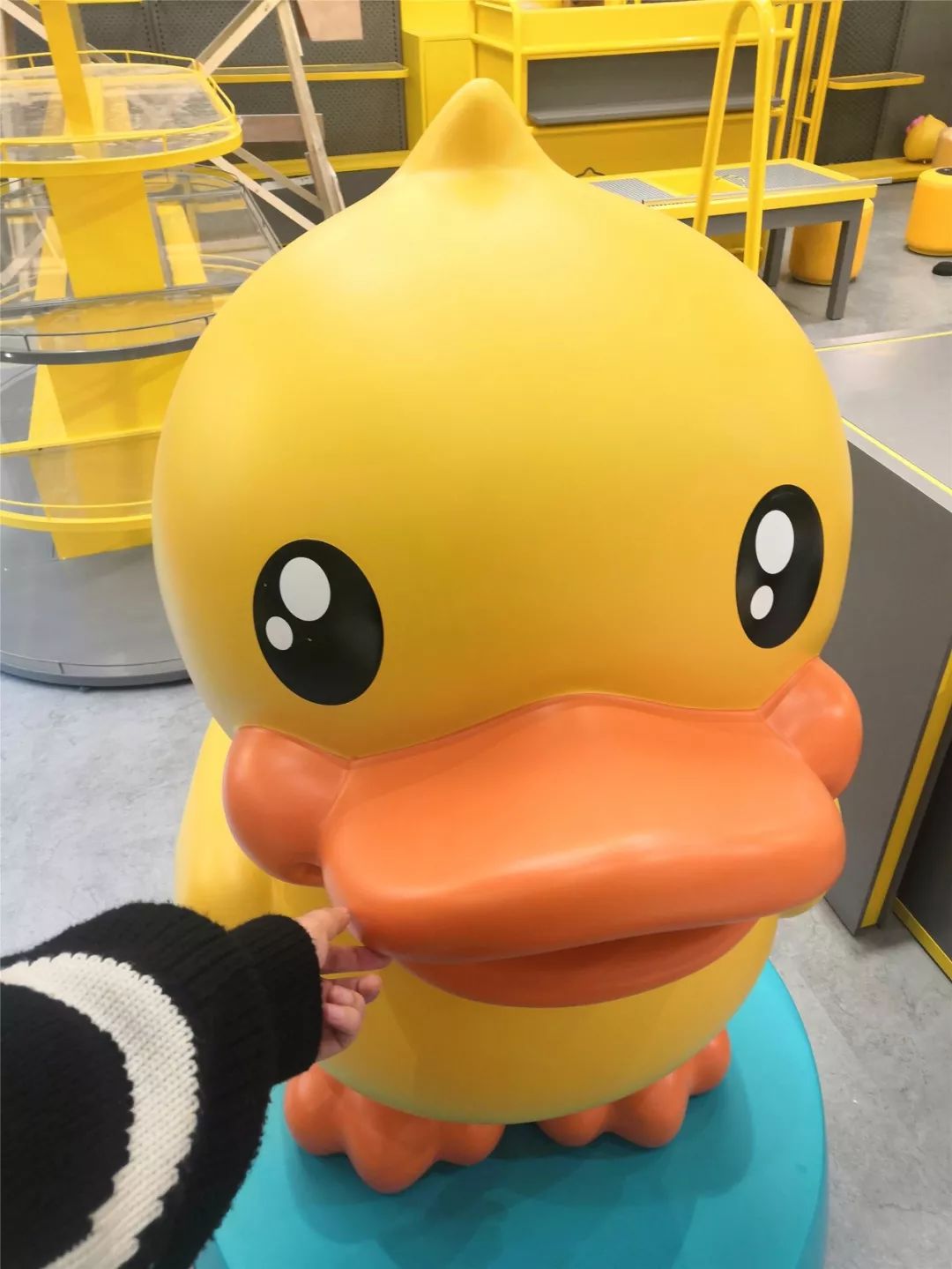 一上电梯,小编首先注意到了b·duck里面的小黄鸭!