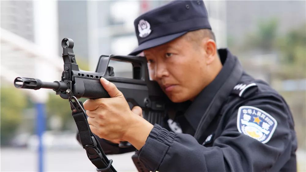 8毫米 95式步枪是 我国自主研制的 新一代小口径步枪 其特点是 体积小