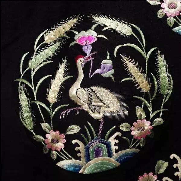 丛条,郑板桥的竹石,陈老莲的人物等为粉本,又请当时名画家设计绣稿,由