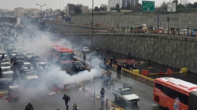 警局被烧，官员不敢上街，伊朗已全部乱套