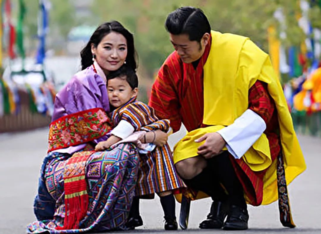  不丹未来国王3岁就高冷，全因王后太孤傲，母子都是高颜值冰块脸