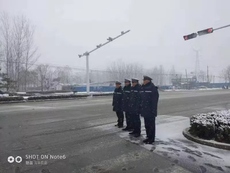 菏泽民警雪中执勤守护平安路_曹县