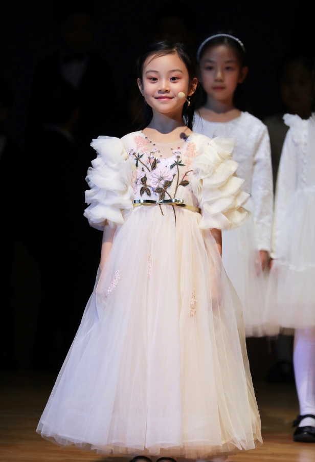 甜馨长胖了,甜馨领唱萤火虫视频曝光,小脸变成