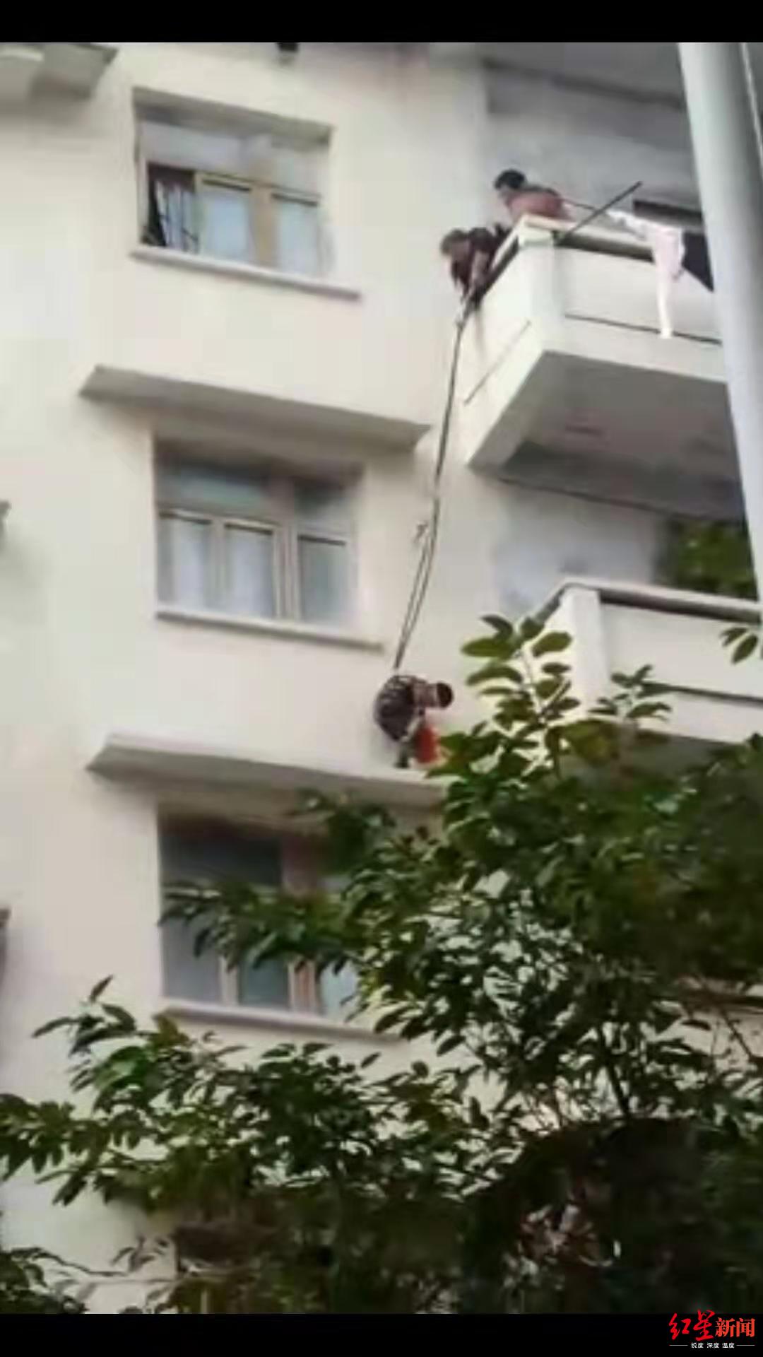 为了救猫，外婆将7岁外孙从5楼吊下3楼