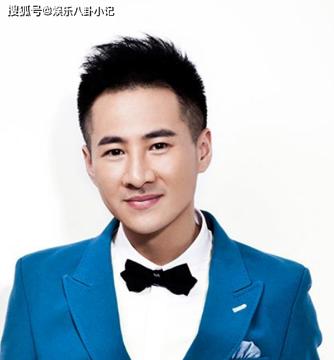 海鸣威是一位非常有才华的歌手,他不仅演唱过《老人与海》这首歌,他还