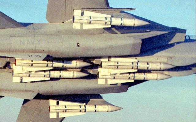 伊朗战机之王飞抵边境:它面对十倍敌机,几乎送死