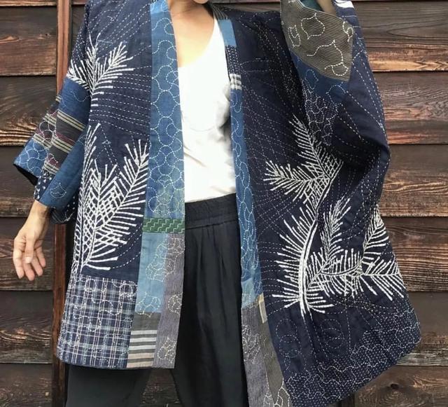 而刺子绣不局限于小物,原来用在衣服上,也美翻了.
