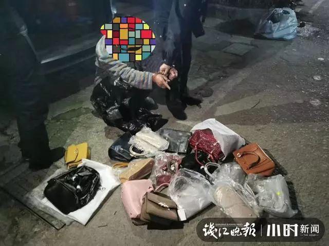 拆快递的主播男的 f5cc68ef917b4413bb130ce76489d263.jpeg