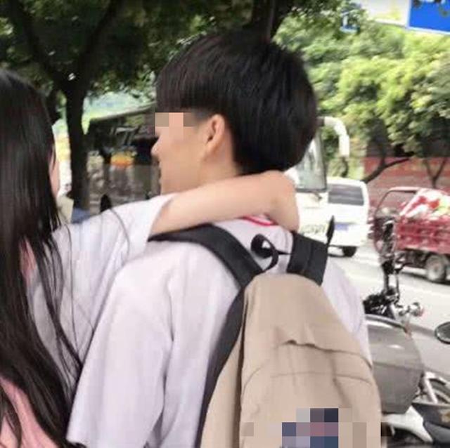 所以对于孩子来将,从小就让孩子对界限感,以及早恋等有清楚的认识,是