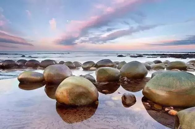 感觉这个景点就如纽西兰北岛的 moeraki boulder 摩拉基巨石的迷你版