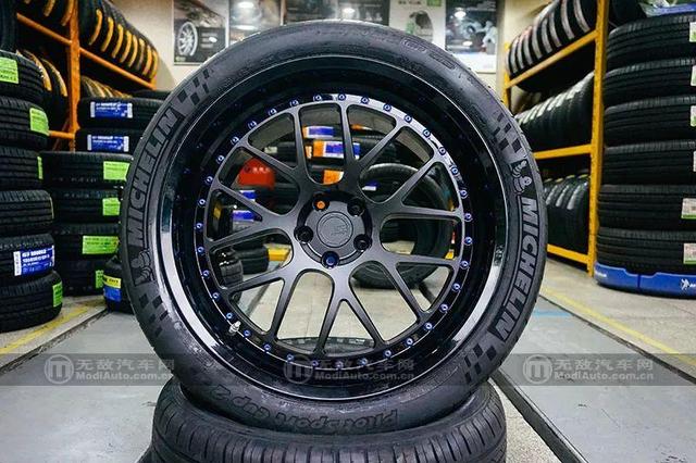 使用325/30r21规格的米其林ps cup2 r胎,这可是竞技级别的产物.