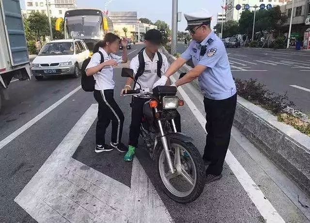 痛心文昌3名中学生骑摩托车与小轿车相撞1人死亡视频