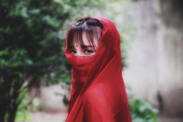 网红背后成功不能复制:李佳琦年赚2亿,李子柒1.6亿