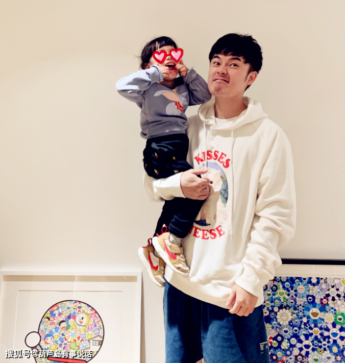 陈赫带女儿为张子萱品牌做模特,3岁安安俏皮做