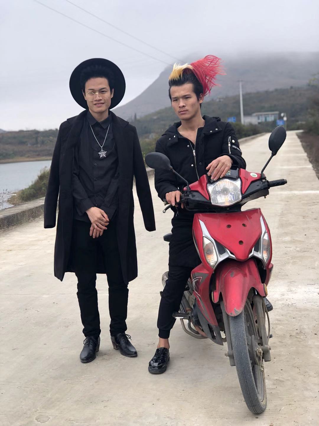 他收集900多段视频,让你看看杀马特家族残酷现实