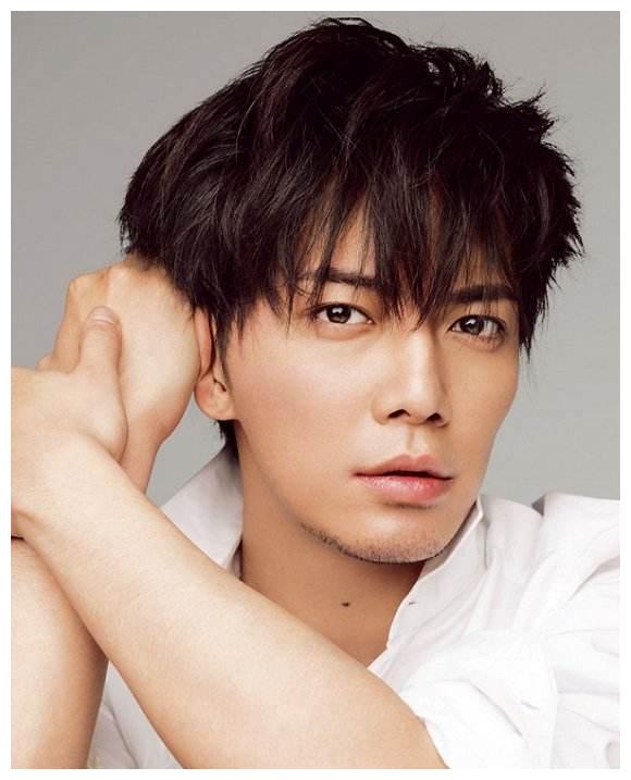 日本最帅的男星之一,曾因丑闻缠身被迫隐退,如今复出后风光不再