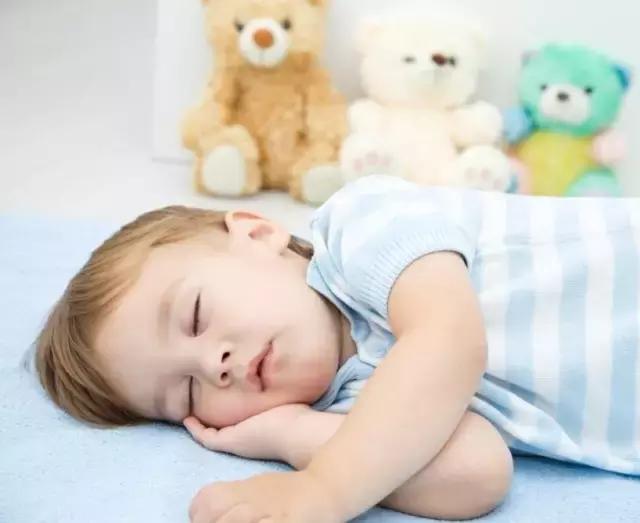 这5种方式叫孩子起床很伤孩子，用这4种方式孩子笑着醒来 
