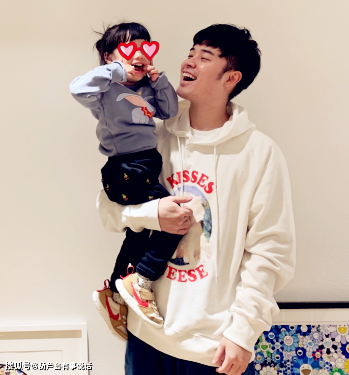 陈赫带女儿为张子萱品牌做模特,3岁安安俏皮做