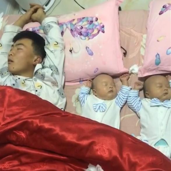 [爸爸陪双胞胎睡觉，看到这三人的睡姿，网友直呼：亲生的错不了] 