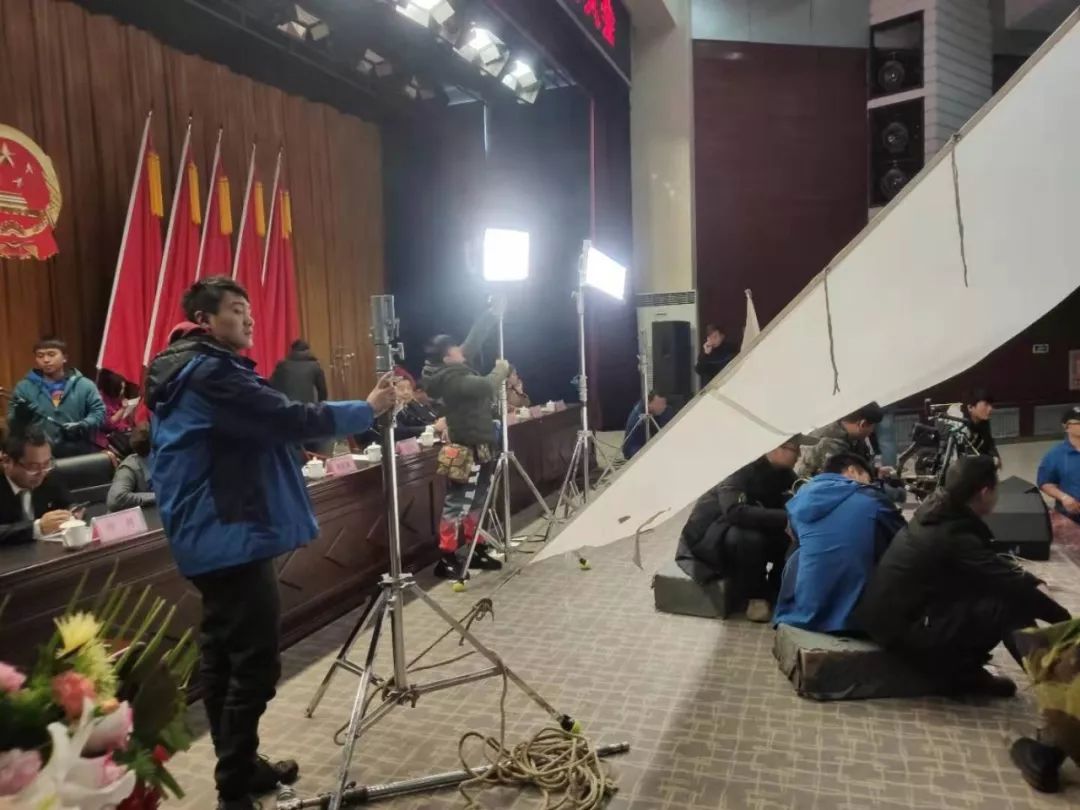 幕后的工作就有多辛苦35集电视连续剧《落地生根》,由我区作协主席