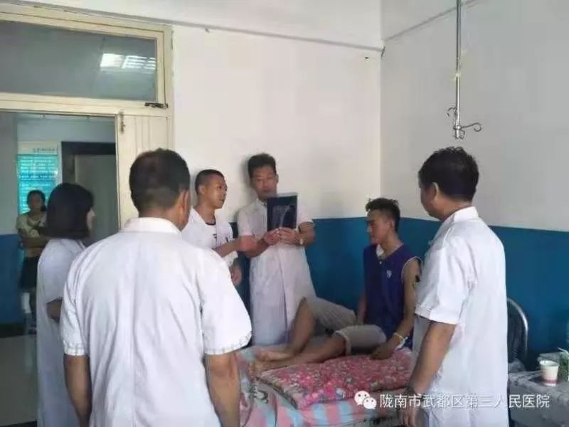 安化贫困人口_贫困山区的孩子图片(2)