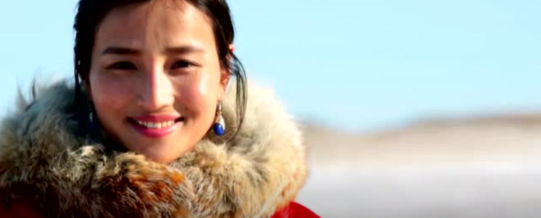 快过年了,她唱的一首《我要带瓶好酒回家》唱