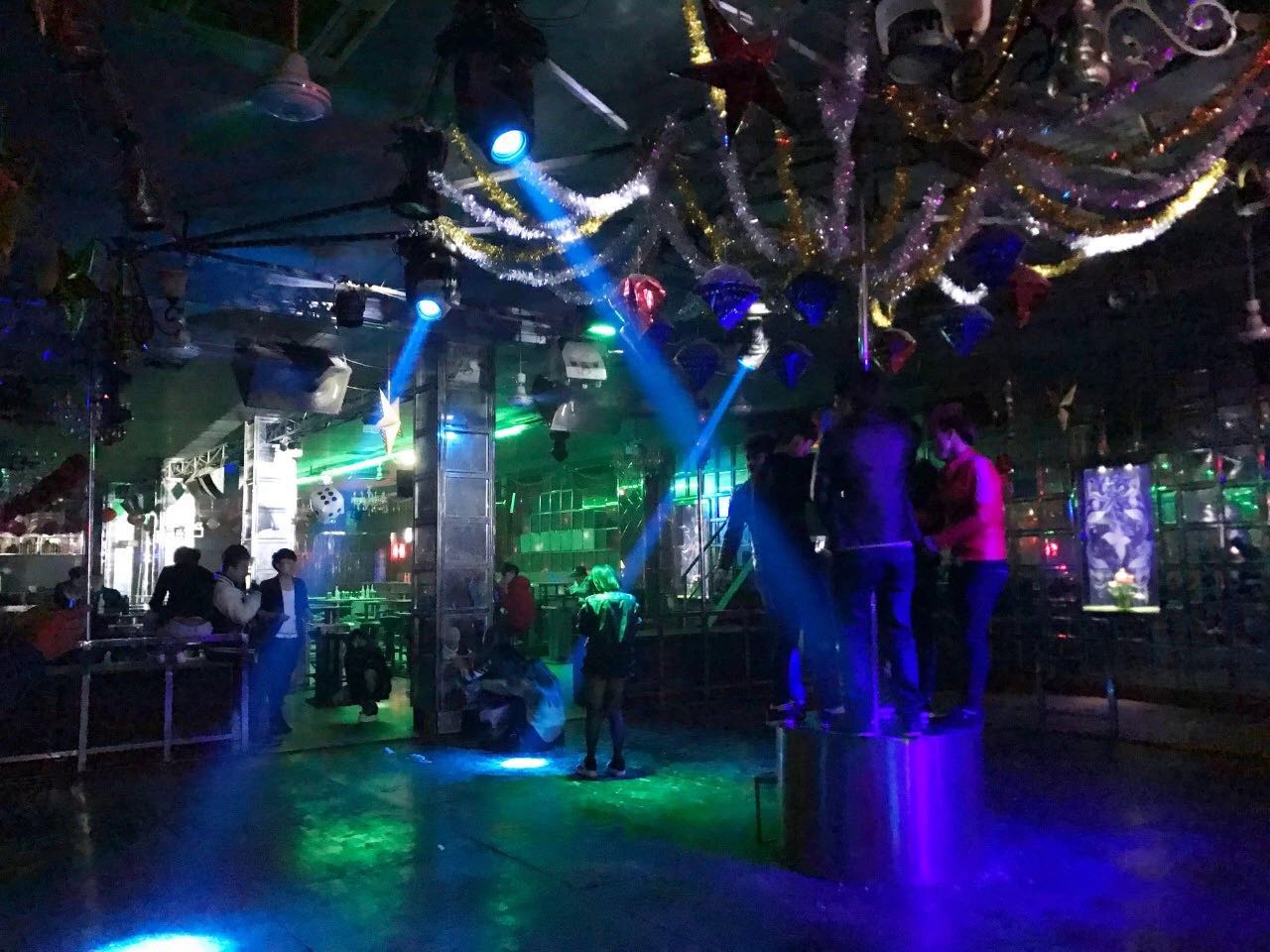 他收集900多段视频,让你看看杀马特家族残酷现实