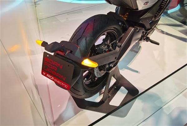 小牛首款5g跨骑电动摩托车发布:极速160km/h,续航130km