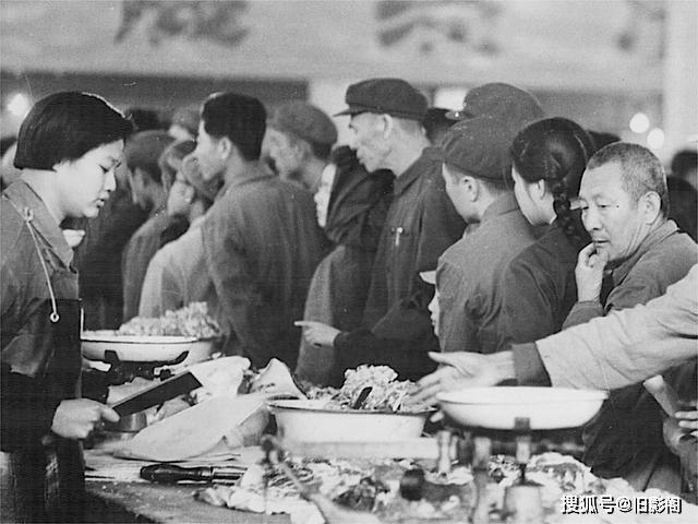 北京旧影1973年，彼时的东单菜市场