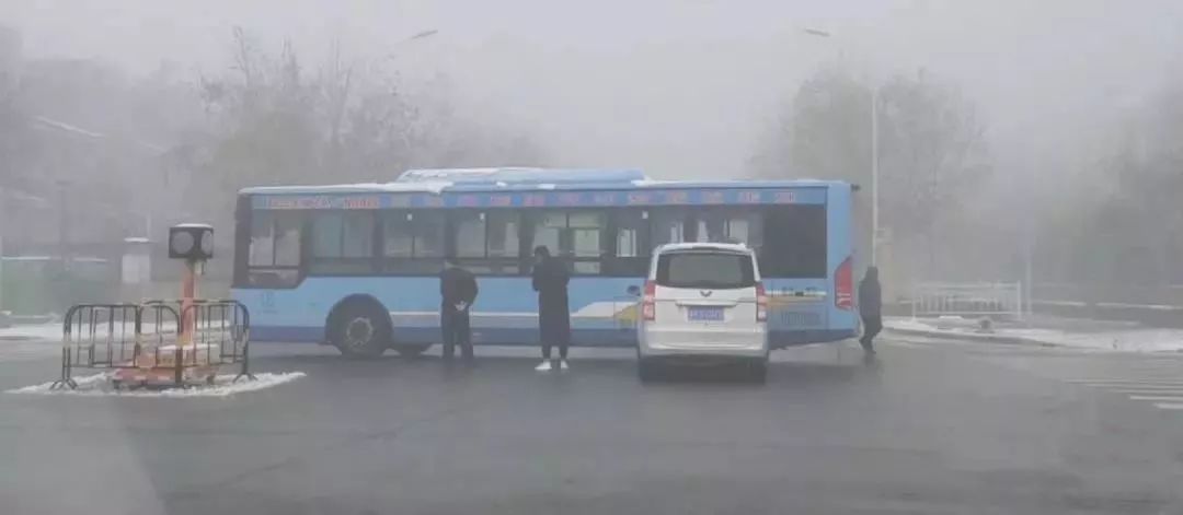 菏泽后天再降雪!今天多起连环车祸!道路结冰黄色预警!