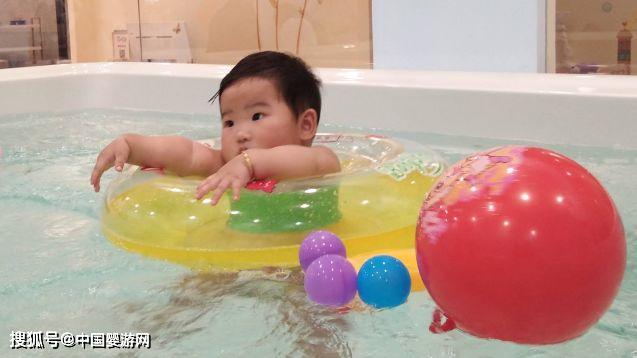  婴儿游泳是项神奇的运动，6大好处让你爱上它！