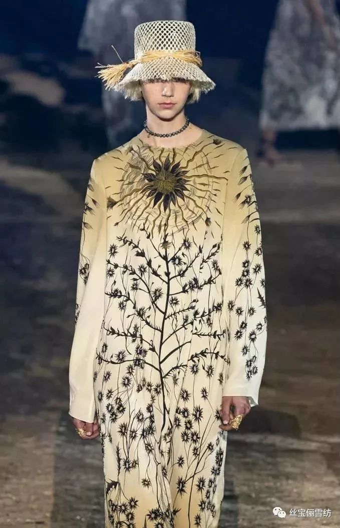 并为流行的神秘规则带来夏季更新,超大尺寸的太阳系元素成为礼服