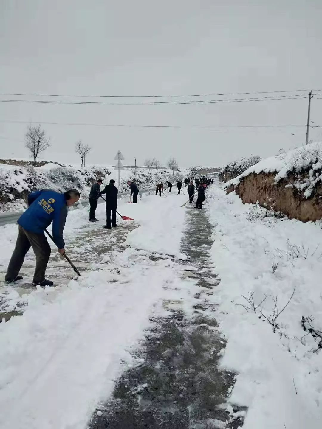 【点赞】洪洞万安镇村干部带头扫雪!