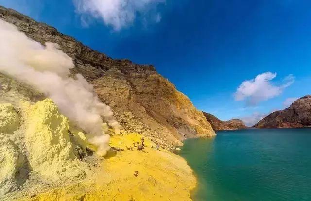 这个硫磺矿位于200米深的湖岸边,这个湖则坐落在活火山坑中.