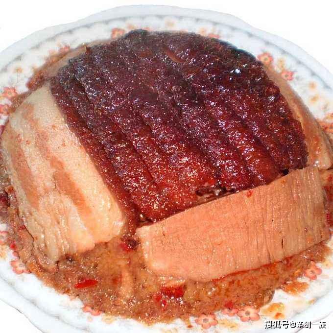 但是一般做的都是梅菜扣肉或洋芋扣肉,还有一道"鲊辣椒扣肉,或许鲊