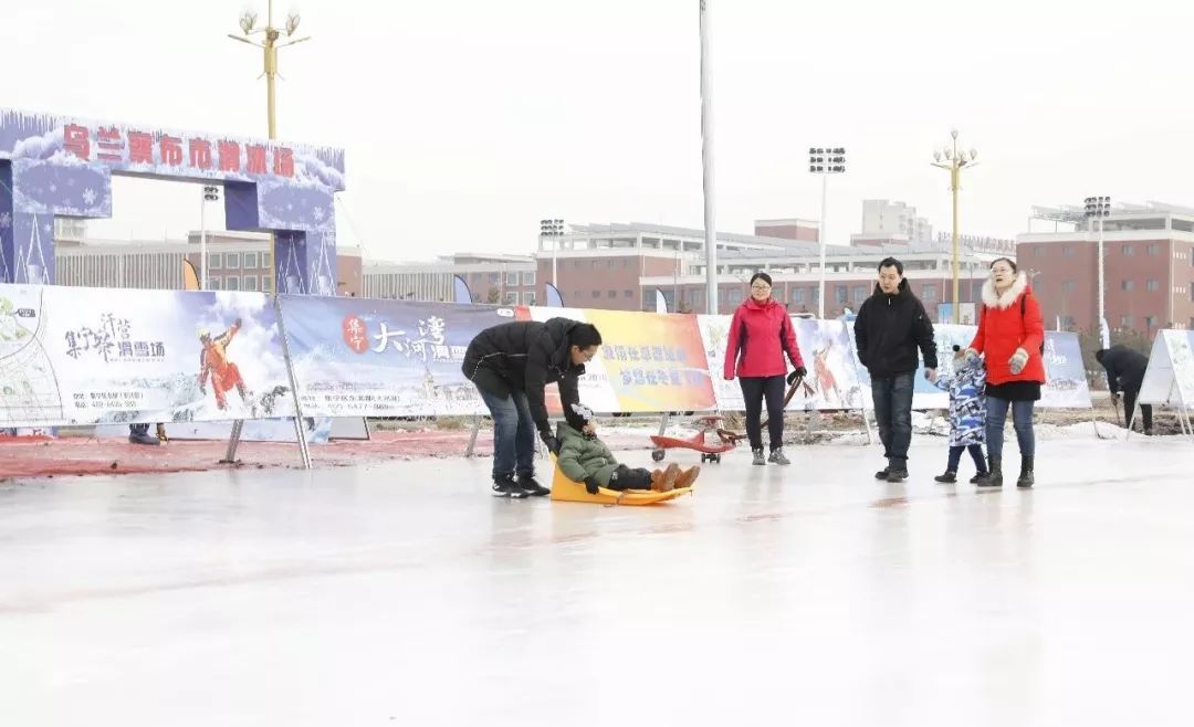 雷竞技RAYBET市民畅玩滑冰 感受冬季乐趣(图2)