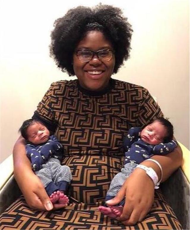 一年之内生下两对双胞胎，4个儿子！美国妈妈被赞拥有“彩票肚”: