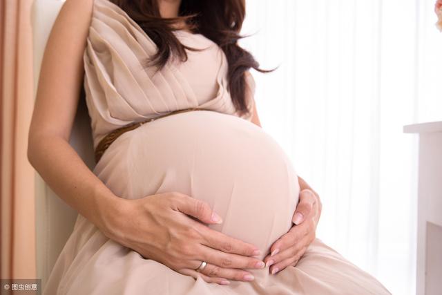 怀孕8个月孕妇肚子就下坠，难道是要早产？医生：是这2个原因 
