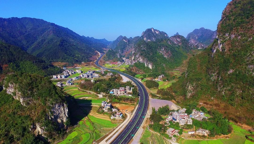 【头条】乐百高速建成通车,首条高速公路贯穿百色革命