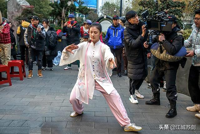 红遍网络的太极拳世界冠军赖天祈现身吉庆街火电影拍摄现场