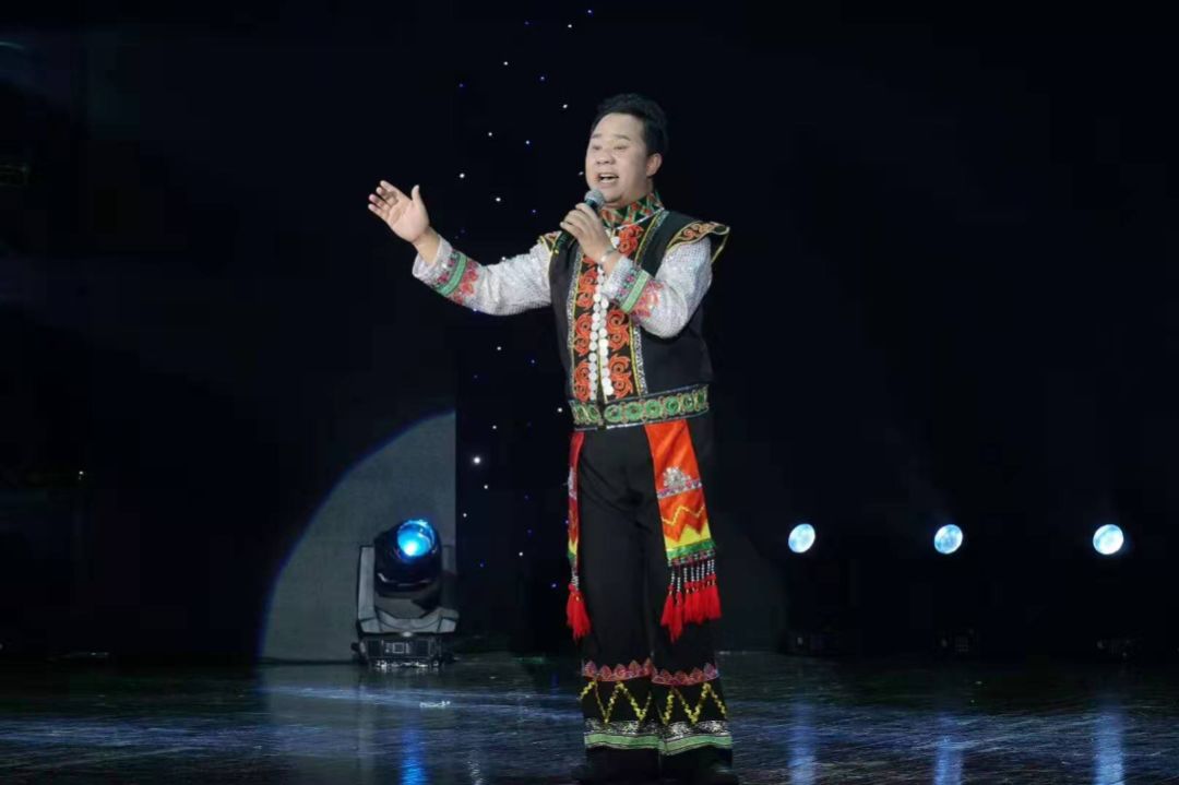 峨山民间歌手李成刚以自己创作并演唱的民歌作品斩获山花奖